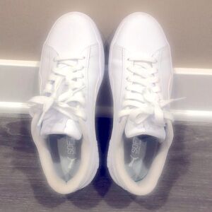 Like new Puma shoes! Super soft insoles.